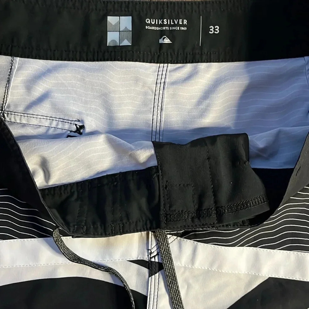 Men’s Quicksilver swim trunks size 33 - Picture 4 of 5